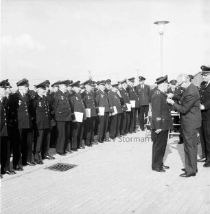Kreisschlauchpflegerei (Kreisfeuerwehrzentrale) Stormarn: Nütschau: Einweihung: Ministerialdirigent Karl Kujaht verleiht Brandschutz-Ehrenzeichen