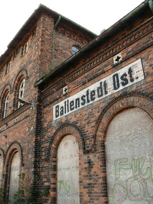 die Bahnstrecke zwischen Aschersleben und Quedlinburg am Nordrand des Harzes wurde stillgelegt, hier der ehemalige Bahnhof Ballenstedt-Ost