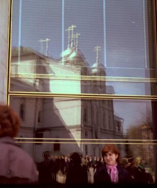 Passantinnen vor der spiegelnden Glasfassade des Staatlichen Kremlpalastes