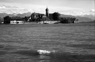 Wasserburg: Blick auf See, Halbinsel und Berge