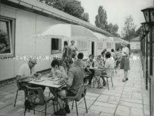 Auf der Terrasse des Ferienheims des VEB Elfe Berliner Schokoladenwerk in Erkner