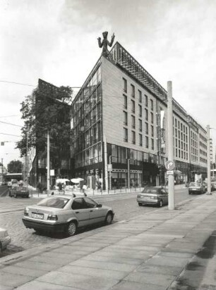 Dresden-Altstadt, Ostra-Allee 33/Ecke Maxstraße/Könneritzstraße. Art'otel. 1994/1995. Eckansicht mit Skulptur von A. Penck