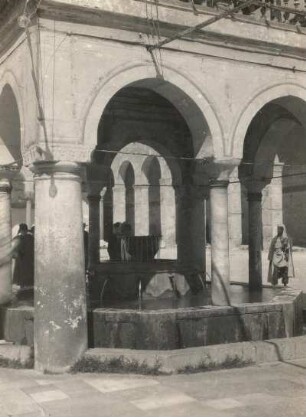Damaskus. Umayyaden-Moschee (Omaijadenmoschee). Kubbet en-Naufara. Springbrunnenkuppel (angeblich Mitte des Wegsvon Stambul nach Mekka); darunter ist ein Platz für die religiösen Waschungen.