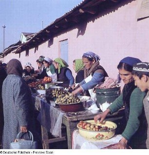 Marktfrauen an Gemüseständen