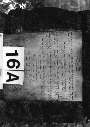 Grabstein 16 (Index: 100082098) Material: Granit, weiße Marmorplatte Zustand: Schriftplatte verwittert Maße HxBxT: 77x50x30 cm Beschreibung: Stele, rustica, rechteckige Schriftplatte Besonderheit: Zitat Jeremia 31, 20: Grabstein 16A