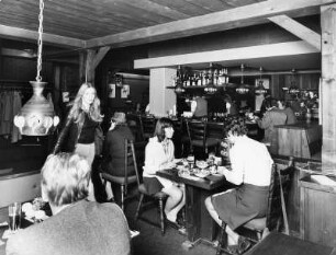 Hamburg-Eppendorf. Blick in den Gastsaal eines Pub. Gäste sitzen an Tischen und essen.