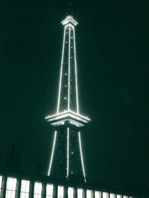Funkturm bei Nacht, beleuchtet