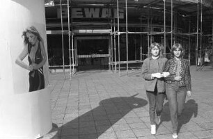 Westberlin : In Westberlin, Kurfürstendamm (Grolmanstrasse)