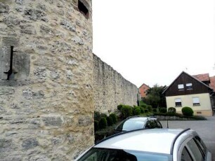 St Michael-Kirchhofmauer im Süden von Südwest nach Südost über Ortsseite