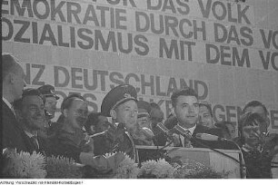 Alexej Archipowitsch Leonow (1934), Sowjetischer Kosmonaut, führte als 1. Kosmonaut während eines Raumfluges (1965) ein Ausstiegsmanöver aus. Nach diesem Raumflug Empfang in Dresden (seine Frau in seiner Begleitung), Oktober 1965