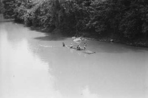 Floß im Tjisokan-Tjitaroem : Blick auf einen Fluss mit einem Floß