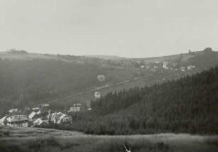 Ortsteilansicht mit Wohnhäusern (Pensionen) des O-Hanges. Blick vom Weißeritzhangweg über das Tal der Roten Weißeritz