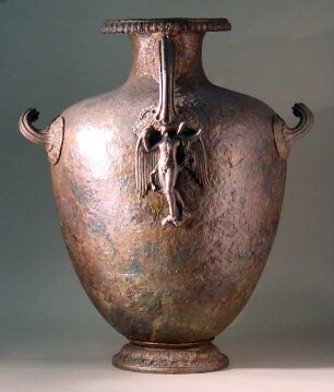 Hydria mit geflügeltem Eros unter dem mittleren Henkel, wohlerhalten