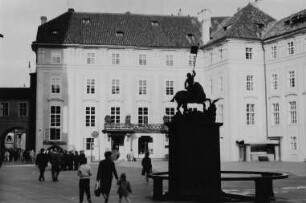 Dritter Hof der Burg (Hradschin) mit der Statue des Heiligen Georg