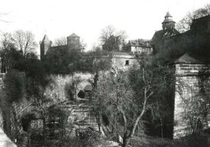 Nürnberg, Burg : Nürnberg. Burg. Blick vom Vestnertorgraben zum fünfeckigen Turm der Kaiserstallung und dem Turm Luginsland
