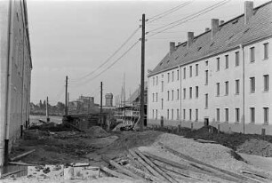 Blick zum Steinkohlenwerk Karl Liebknecht : Lugau. Blick durch Wohngebäude (Baustelle) zum VEB Steinkohlenwerk Karl Liebknecht im Lugau-Oelsnitzer Steinkohlenrevier