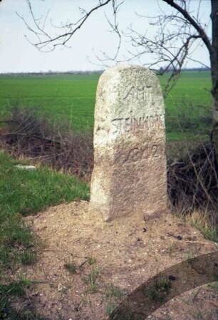 Eichede: Möllner Straße: auf Grenze zu Kreis Herzogtum Lauenburg: Grenzstein [Nr. 37] zwischen Amt Steinhorst und Amt Trittau: Seite Steinhorst