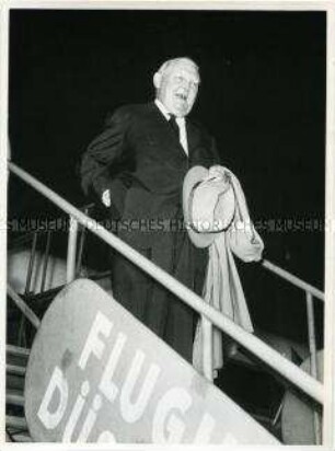 Ludwig Erhard beim Abflug in die USA