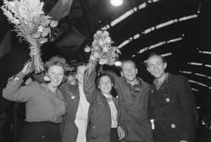 Abreise der sowjetischen Delegation vom Ostbahnhof Berlin : Winkende auf dem Ostbahnhof