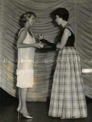 Schauspielerin Bibi Andersson erhält den Silbernen Bären auf der Berlinale 1963