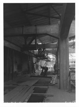 Industrie-Kraftwerk. Kesselhaus II, Montage der Einschienenhängebahn : Lauta (Niederlausitz). Industrie-Kraftwerk. Kesselhaus II, Montage der Einschienenhängebahn