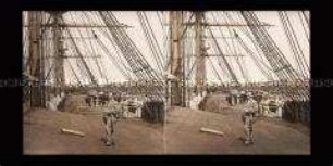 Personengruppe an Deck des Festschiffes
