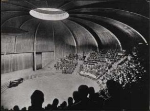 Reichssportfeld (Olympia-Stadion), Berlin: Haus des Deutschen Sports, Innenaufnahme der Kuppelhalle bei einem Klavierkonzert