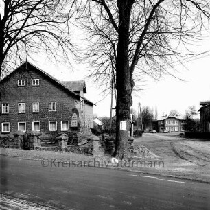 Hauptstraße / Borweg: Ehrenmal mit Einfriedung und Baum: dahinter Bauernhäuser: im Hintergrund rechts Landahls Gasthof