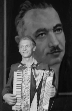 Polnisches Tanzensemble aus einer Textilfabrik in Łódź (Polen) : Mitglied des Ensembles (Akkordeonspieler)