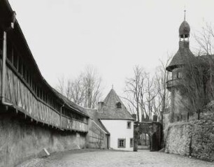 Schloss Rochsburg, Blick nach Osten gegen Haupteingang mit Torturm und Rundbastion