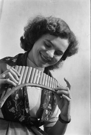 Markneukirchner Cocktail : Musikinstrumenten-Museum Markneukirchen. Junge Frau mit Panpfeife