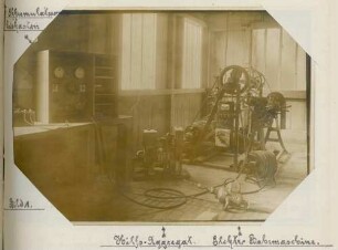 Foto eines Hilfsaggregats, eines Akkumulatorenladekastens und einer elektrischen Bohrmaschine