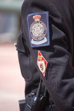 Hoheitsabzeichen an der Uniform eines Wachoffiziers der fürstlichen Leibgarde