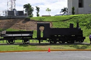 Kanalschleuse Miraflores mit historischer Lokomotive : An der Miraflores-Schleuse des Panama-Kanals können Besucher die Passage großer Containerschiffe beobachten und diese Lokomotive ansehen, die bei den Bauarbeiten am Kanal verwendet worden ist. Aufgenommen am 15. September 2011