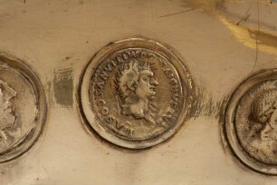 Aureus oder Denar des Titus für Domitian mit Darstellung eines korinthischen Helms, 80/81 n. Chr.