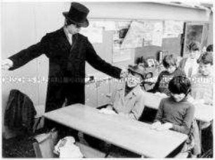 Als Lehrer verkleidetes Kind züchtigt einen Schüler (Sonderthema: "Ich will ja nur dein Bestes." Eltern, Lehrer, Vorgesetzte)