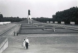 Berlin, Treptow: Ost; Rasenanlage; Sowjetischen Gefallenen Gedenkstätte