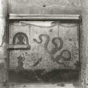 Larenaltar mit Schlange : Larenaltar mit Schlange. Pompeji, Haus des Cryptoporticus