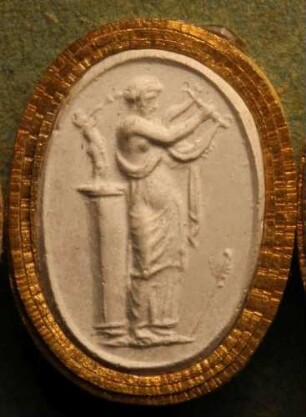 Stehende Erato, sich an einen Pfeiler lehnend (Daktyliothek, Erstes Mythologisches Tausend)