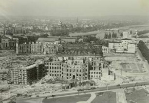 Dresden. Blick vom Rathausturm über die Landhausruine und die teilweise beräumte Innenstadt nach Nordosten zum Albertinum