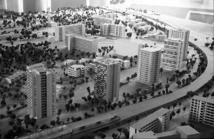 Berlin: Modell des Interbau; Vordergrund Stadtbahnbogen