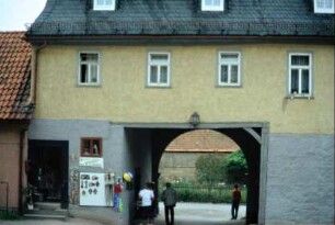 Torhaus mit Andenkenladen vom Innenhof des Schlosses her