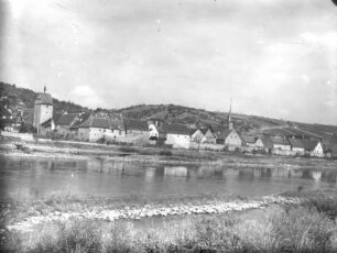 Frickenhausen am Main. Blick vom linken Mainufer gegen den Ort mit Ochsenfurter Tor und Turm der Pfarrkirche (nach Nordost)