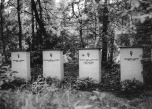 Dresden-Trachau, Moritzburger Landstraße 299. Heidefriedhof (1929-1934 angelegt). Ehrenhain mit Gedenksteinen für Antifaschisten (1962-1963; K. Girt, K. Röthig)