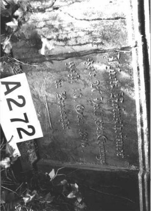 Grabstein 272 (Index: 100082272) Material: Sandstein, weiße Mamorplatte Zustand: gut Maße HxBxT: 221x74x42 cm Beschreibung: ädikulaart. St. m. Säulen, getreppt. Abschl. m. Akroteren, Schriftplatte(Kleeblattbogena Symbolik: Ranken, Rundbogenfries: Grabstein 272A