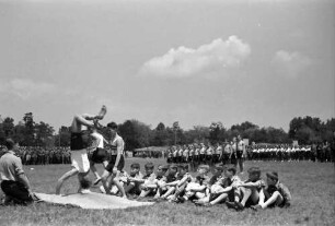 Bukarest: 1. Staatsjugendtag, Hitlerjugend springt Saltos