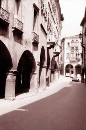 Vittorio Veneto: enge Gasse mit Arkaden und venetianischen Häusern
