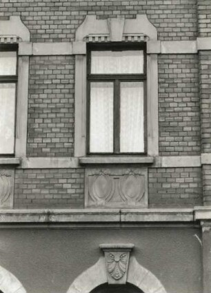 Chemnitz, Nürnberger Straße 2/Ecke Augustusburger Straße. Wohnhaus mit Ost-Apotheke (um 1900), Fenster (1. Obergeschoß, Augustusburger Straße)