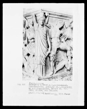 Rechte Ecke: Weibliche Figur?