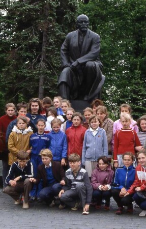 Schüler vor Lenin Denkmal im Kreml, Moskau 1989